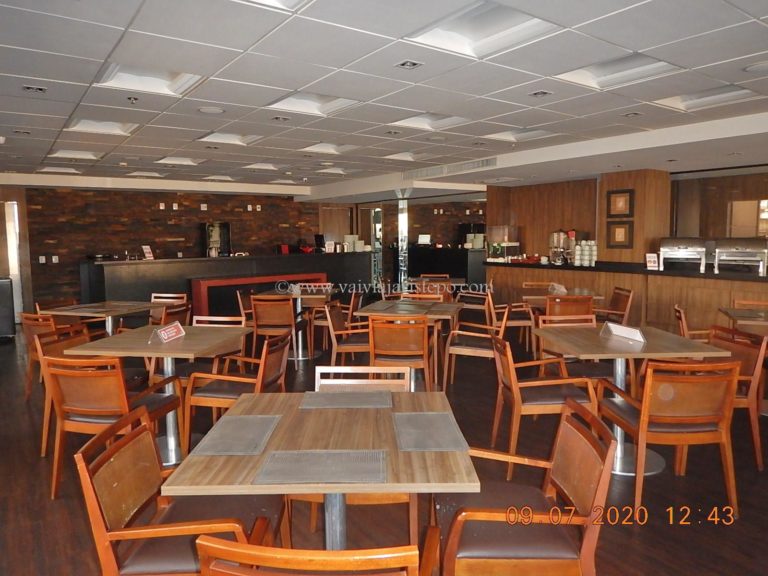 Os balcões que aparecem ao fundo e à direita, são os aparadores onde o farto café da manhã fica à disposição dos hóspedes. Neste mesmo salão servem-se almoço e jantar.