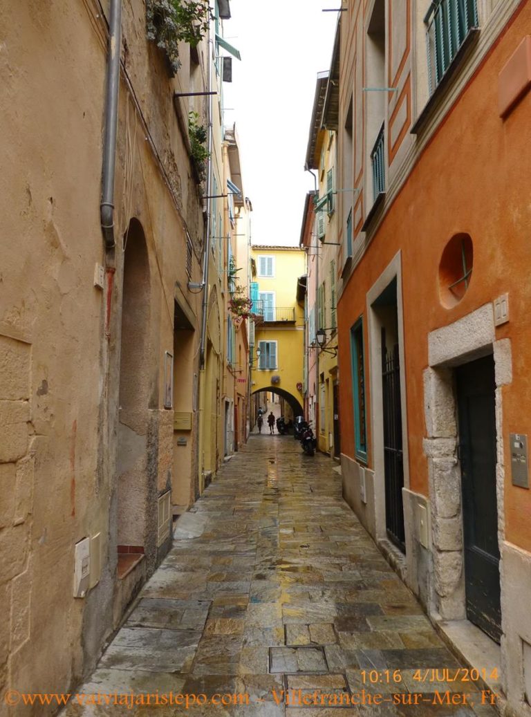 Rua Obscura em Villefranche-sur-Mer. Rua Obscura, de 130 m.