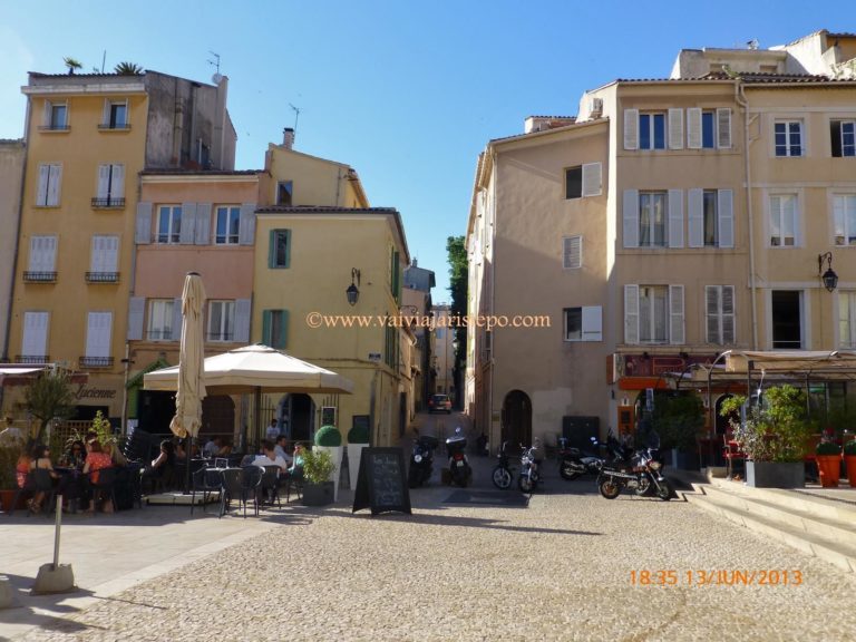 A iluminada Place des Cardeurs. La Place des Cardeurs de Aix-en-Provence.