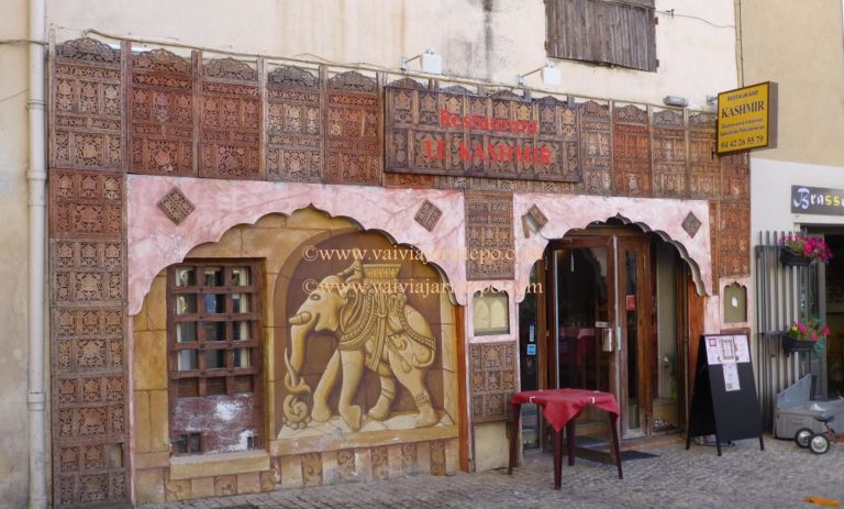 Restaurante indiano na Plâce des Cardeurs. Place des Cardeurs.