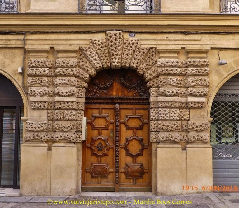 Um dos portais mais lindos de Aix, este que se vê na foto - fica na parte antiga da cidade. Aliás, a porta também é uma das mais belas de Aix.