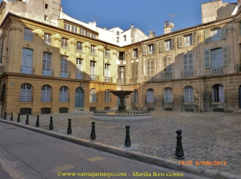 Place e Fonte d'Albertas em Aix-en-Provence. Place e Fonte d'Albertas na rue Espariat.