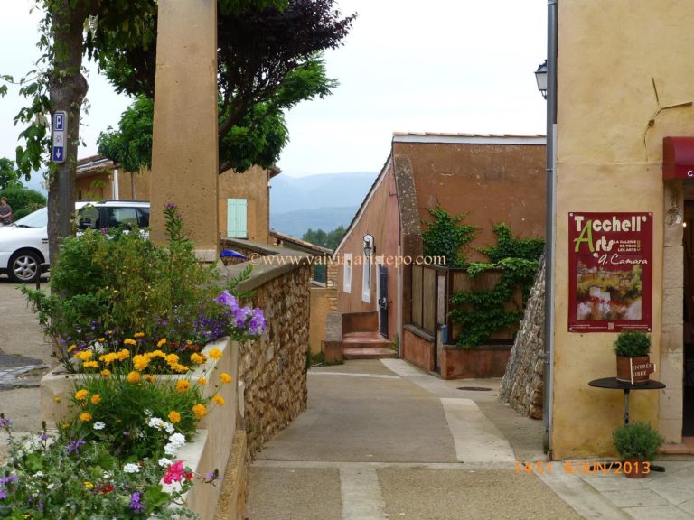 Cidade de Roussillon. Aspecto da cidade de Roussillon.