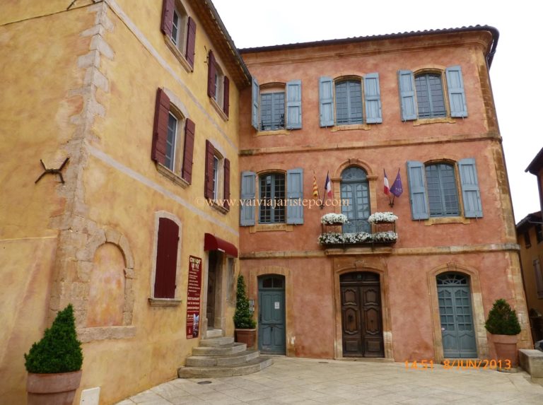 A beleza do prédio da Prefeitura de Roussillon. A beleza do prédio da Prefeitura de Roussillon