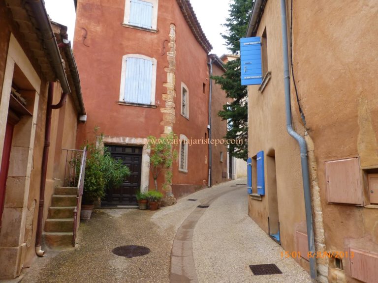 Rua de Roussillon Rua colorida de Roussillon.