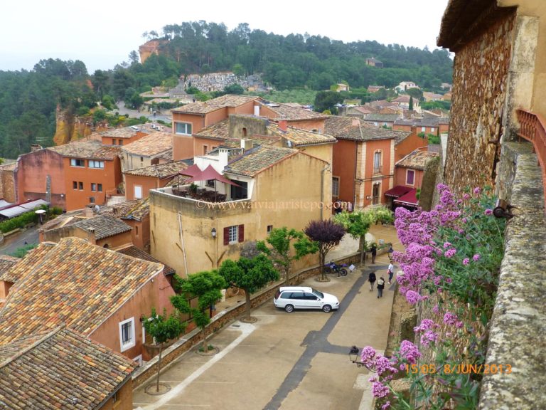 A particularidade dos ombrelones do terraço: são peças modernas, mas que não fugiram às cores tradicionais da cidade.