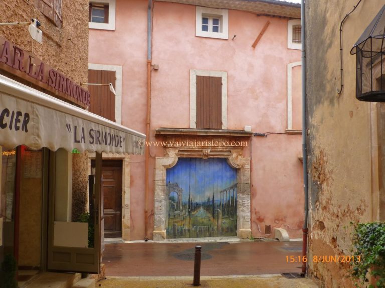 Pintura de porta de uma garagem residencial. Pintura em uma porta de garagem em Roussillon.