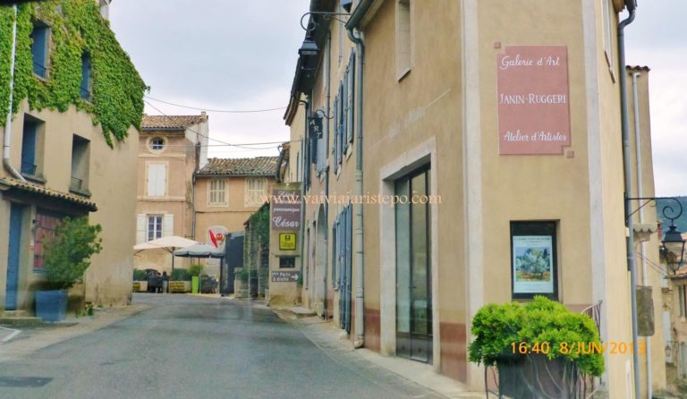 Chegando à Roussillon. A entrada de Roussillon, propriamente dita .