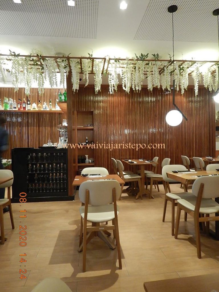 Mesas e cadeiras são devidamente higienizadas e arrumadas logo após a saída dos clientes. São 37 funcionários atentos que mantêm a excelente aparência do restaurante.