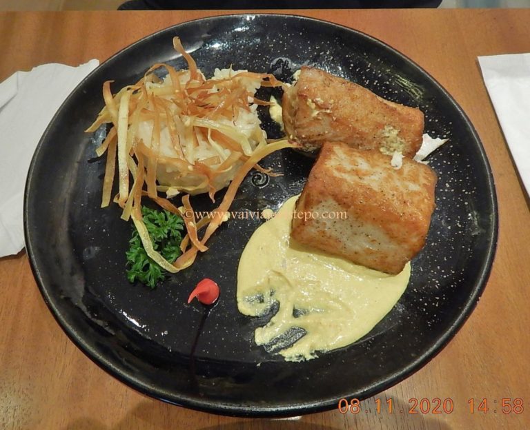 P E I X E D O D IA C O M R I S O T O E C H I P S Peixe do dia (o melhor) com risoto de alho poró e chips de baroa
