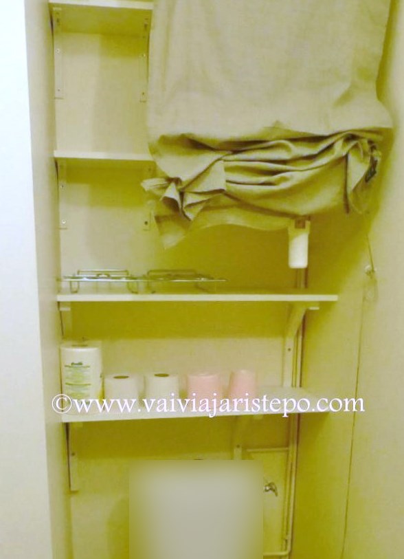 Armário acima do vaso sanitário. O banheiro do apartamento que alugamos em Aix.