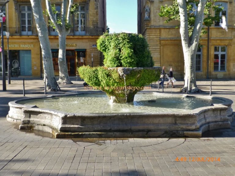 Fonte dos Nove Canhões no Cours Mirabeau. Fonte dos 9 canhões de Aix-en-provence.