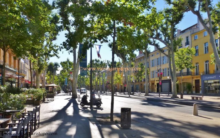 Cours Mirabeau. Centro de Aix-en-Provence.