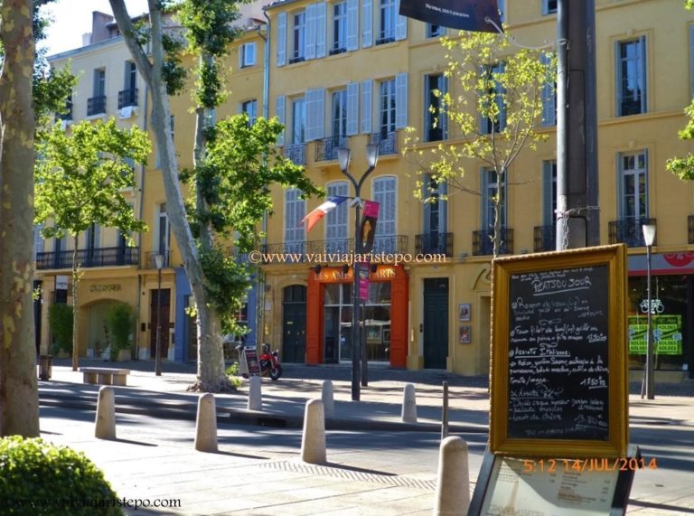 Aix-en-Provence, Cours Mirabeau. Cours MIrabeau.
