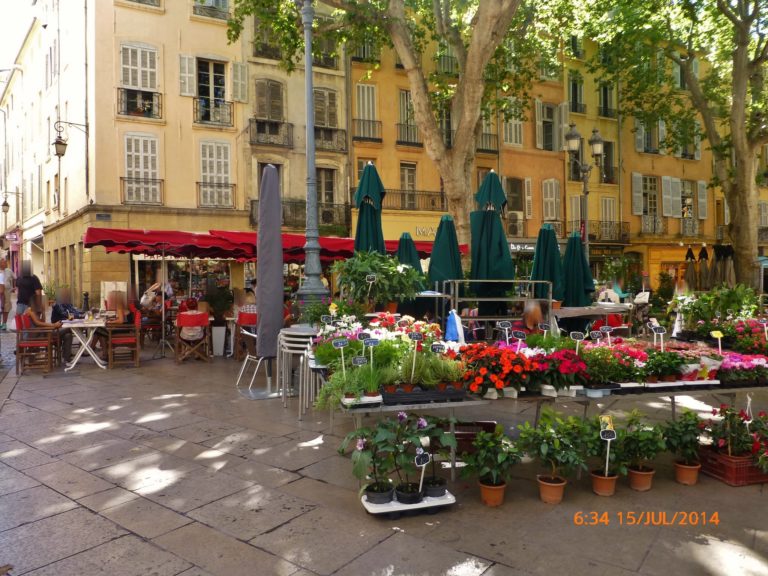 Place de L'Hôtel de Ville. Place de L'Hôtel de Ville.