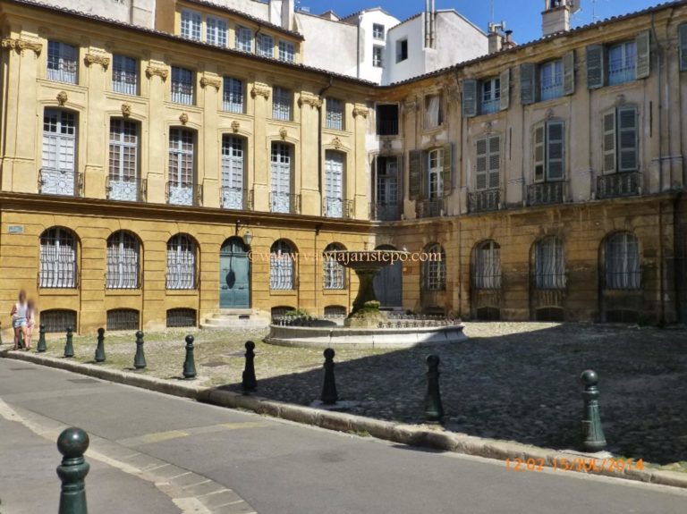 Rue Espariat, em Aix-en-Provence. Place d'Albertas em Aix-en-Provence.