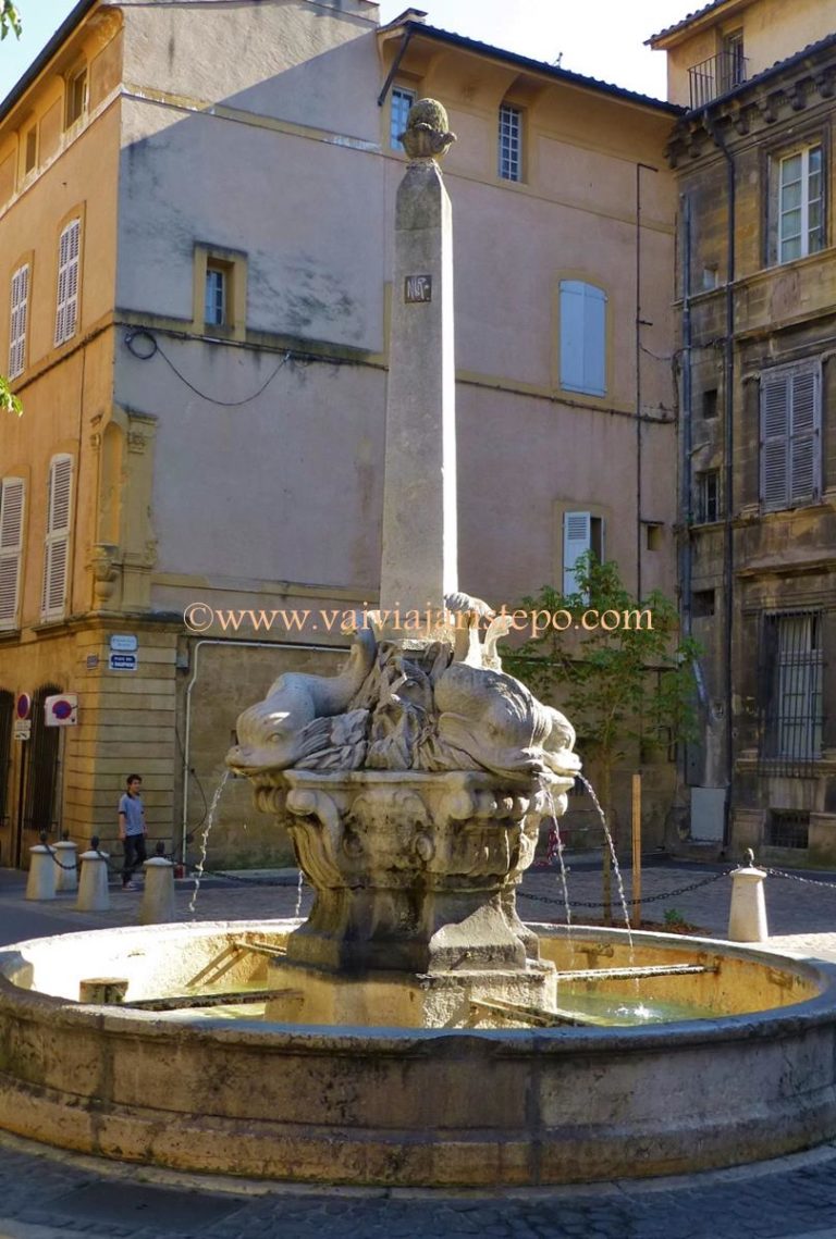 Aix- Fontaine des Quatre Dauphins. Fontaine des Quatres Dauphins.