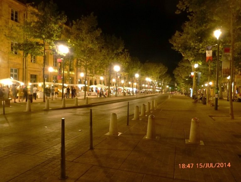 Feira de produtos provençais no Cours Mirabeau. Feira no Cours Mirabeau.
