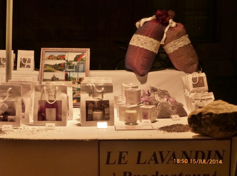 Feira do Cours Mirabeau, à noite. Feira do Cours Mirabeau, à noite.