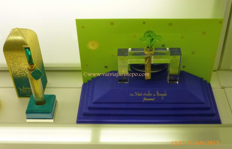 À direita está a embalagem elegante do perfume ""Une Nuit Etoilée au Bengale" da Baccarat. Apresenta-se em uma embalagem de cristal prensado moulé, que lembra um brûle-parfum, ou seja, um queimador de incenso.