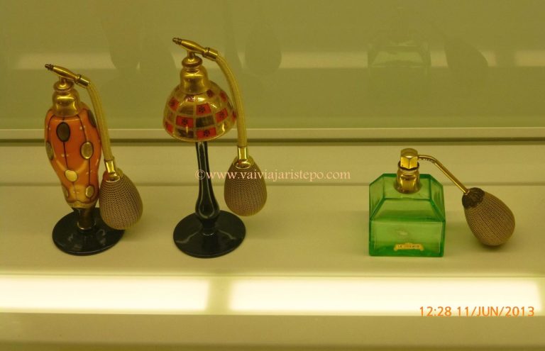 Vidros de perfumes com borrifadores são o suprassumo do bom gosto, da elegância, do charme... Por favor, tragam meus sais!