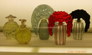 Vidros de perfumes.