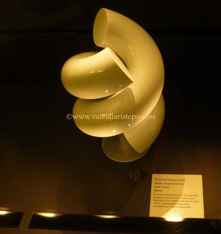 Embalagem de perfume de autoria de Jacques Llorente. Forma Impossível de Jacques Llorente.