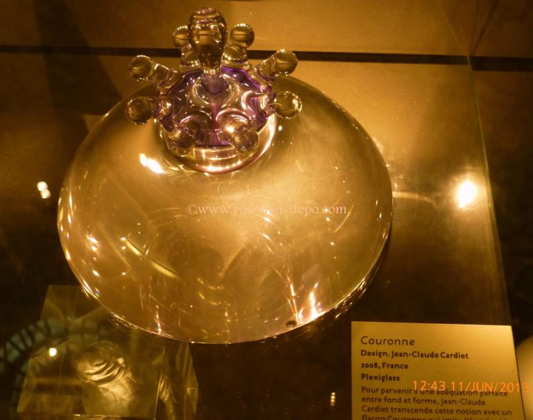 Coroa - criação do designer Jean-Claude Cardiet, em 2008. Couronne - embalagem de perfume.