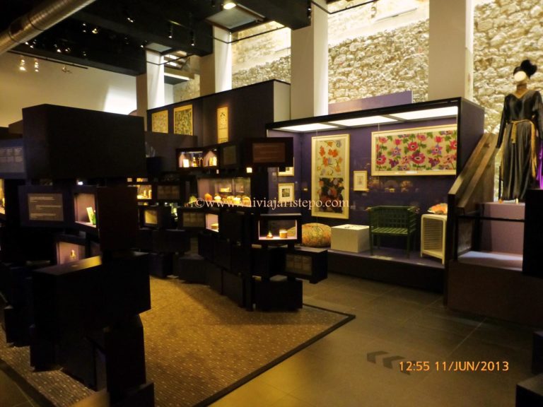 O MUSEU DE ROUPAS E JÓIAS PROVENÇAIS.