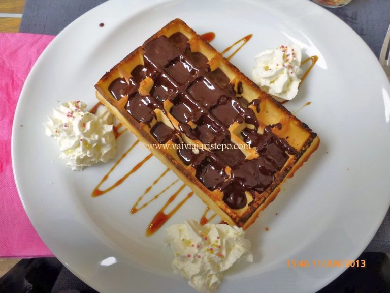 Na Place Aux Aires nos deliciamos com um waffle com chocolate e chantilly. E um waffle decorado com chocolate, também - Place Aux Aires.