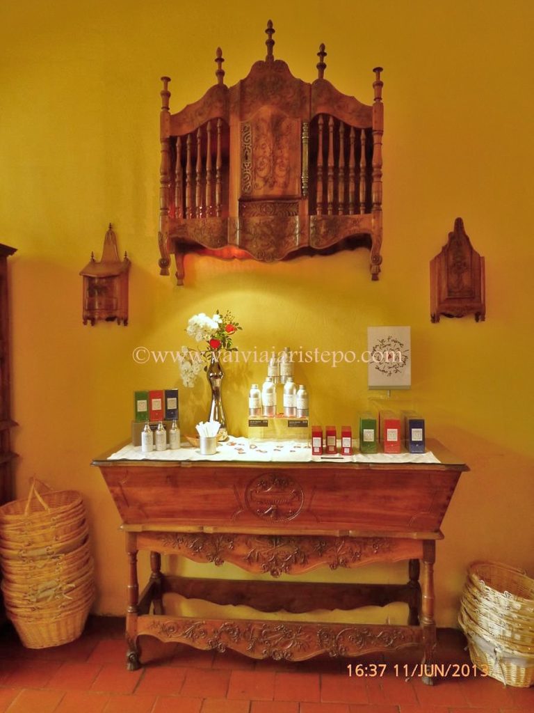 Móveis de época decoram todas as dependências da Maison Molinard. Móveis de época decoram todas as dependências da Maison Molinard.