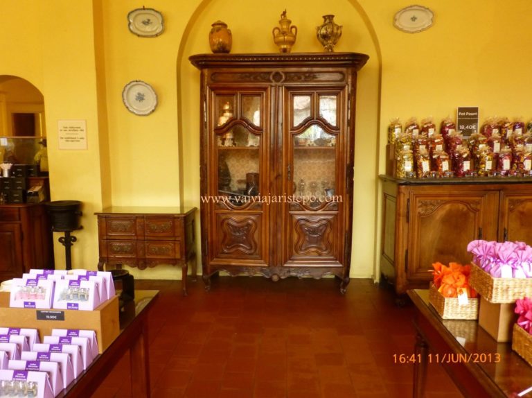 Uma cristaleira que decora o salão da Maison Molinard.