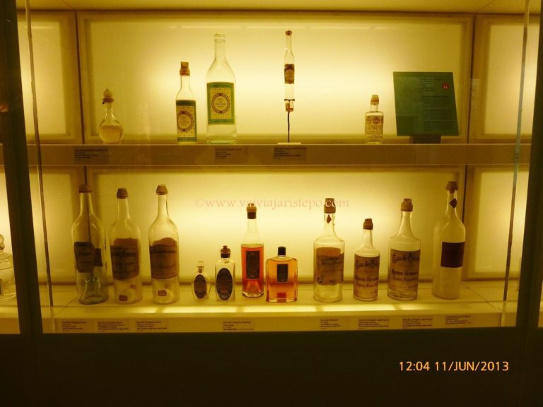 Vitrine do MIP, em Grasse. Estante de perfumes do MIP - Museu Internacional do Perfume.