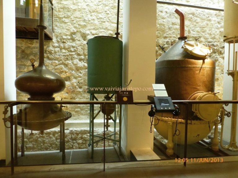 Foto de artefatos antigos para fabricação de perfumes da Fragonard. Artefatos antigos em exposição do MIP, em Grasse.