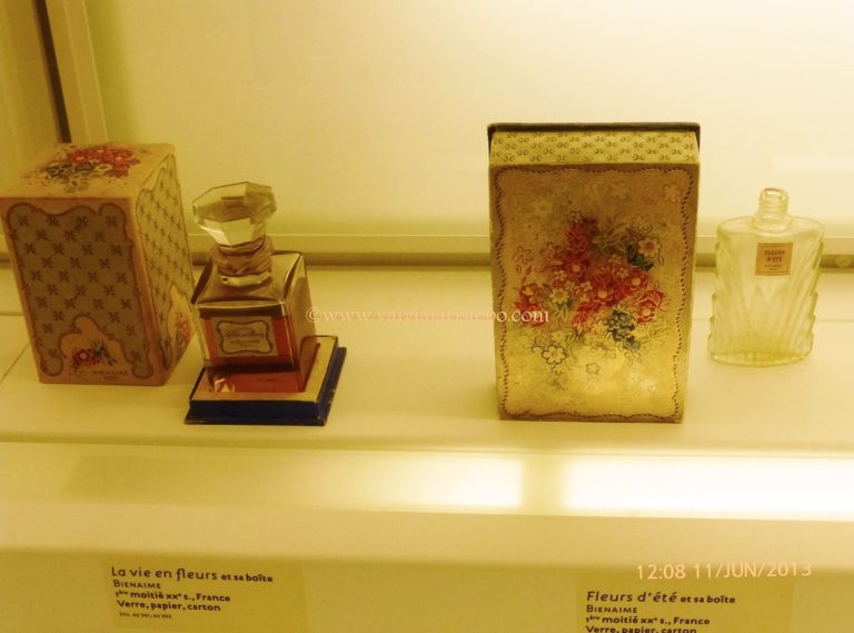 Embalagens e vidros de perfume em vitrine do MIP. Vitrine de frascos e embalagem antigos no MIP.