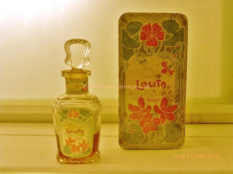 Paul Brecher fundou sua perfumaria em 1910, na cidade francesa de Pontoise. Oito anos depois, as alterações foram radicais. A propriedade mudou de dono, passou para Jacques Ernest Mazurier, mudou de endereço - foi para Paris e fixou endereço no 10, Boulevard Bonne Nouvelle -, e os perfumes passaram a ser rotulados como Aux Perfumeries Reunites.