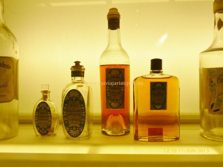 Garrafas de perfume expostas em vitrine do MIP. Perfumes que eram vendidos até em garrafas de litro.