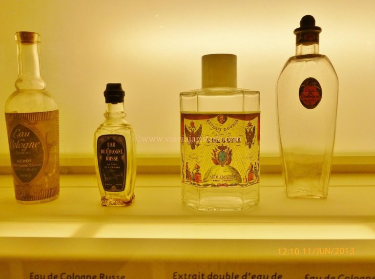 Frascos antigos de perfume decoram vitrines do MIP Frascos antigos de Águas de Colônia"