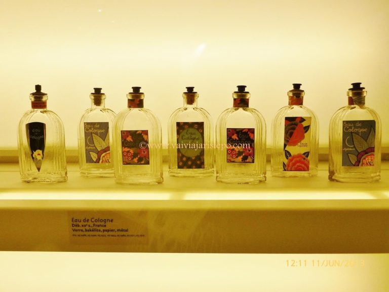 Frascos de Água de Colonia em vitrine do MIP. Frascos de Água de Colonia em vitrine do MIP.