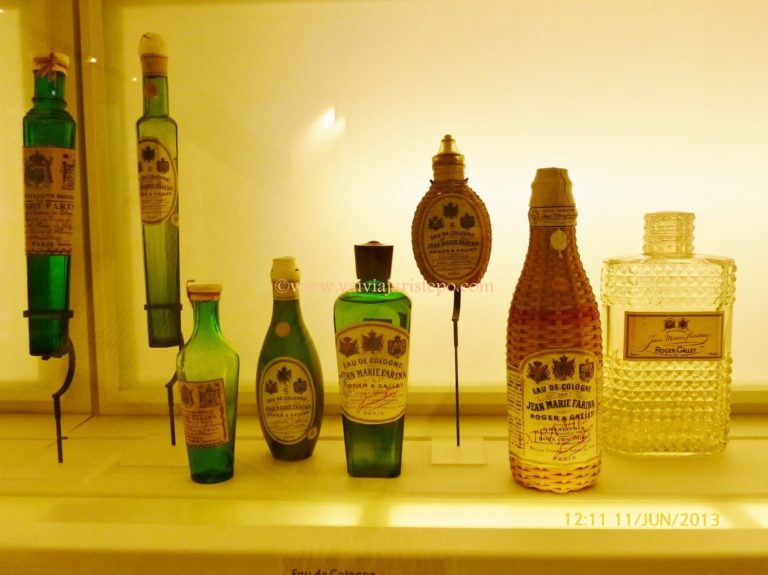 Vitrine que expõe vidros de perfume de Farina e Roger & Gallet. Vitrine que expõe vidros de perfume de Farina e Roger & Gallet.