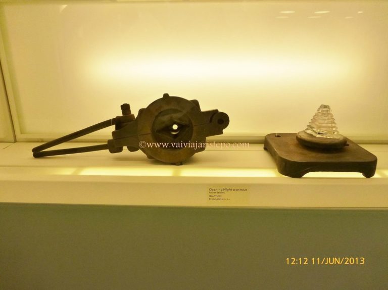 Molde e vidro de perfume de Lucien Lelong. Molde e vidro de perfume de Lucien Lelong.