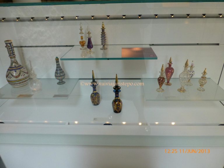 Vidros de perfumes delicados. Vidros de perfume delicados na vitrine do MIP