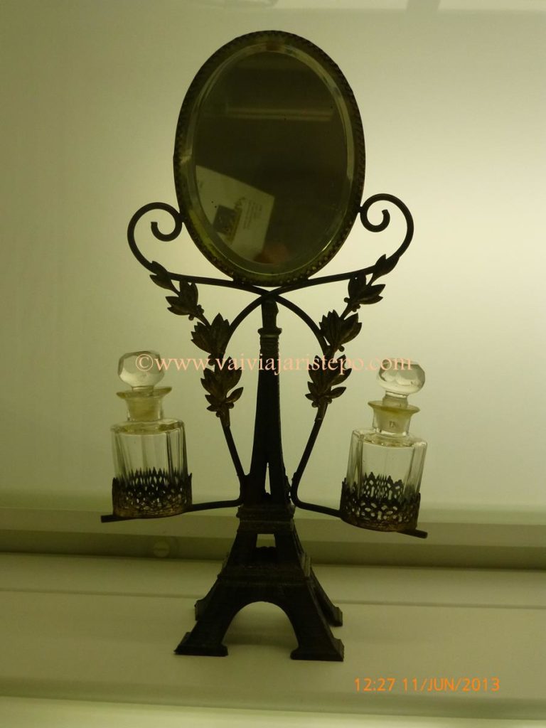 Espelho, porta vidro de perfumes e escultura da Torre Eiffel. Triste! MIP, em Grasse.