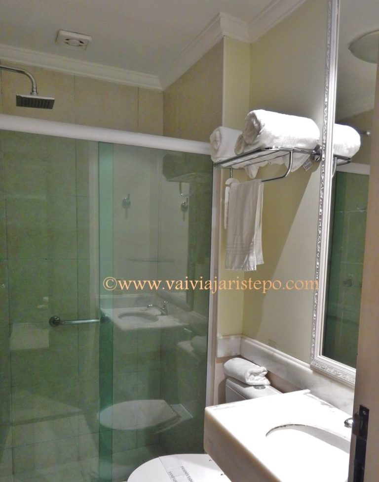 Foto de parte do banheiro do Hotel Villa Mayor.