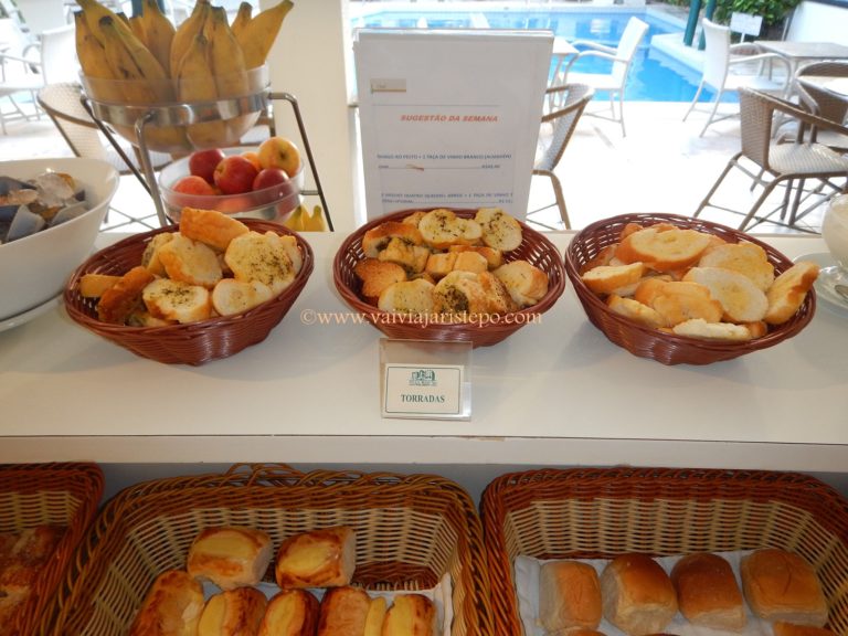 Torradinhas amanteigadas no café da manhã do Hotel Villa Mayor.