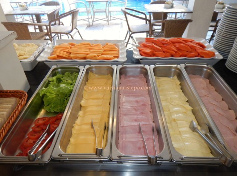 Frios e salada compõe o café da manhã do Hotel Villa Mayor.