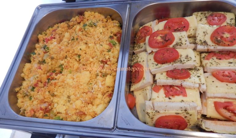 Farofa bem temperada e pão com queijo e tomate. É só colocar no prato e correr pro abraço!