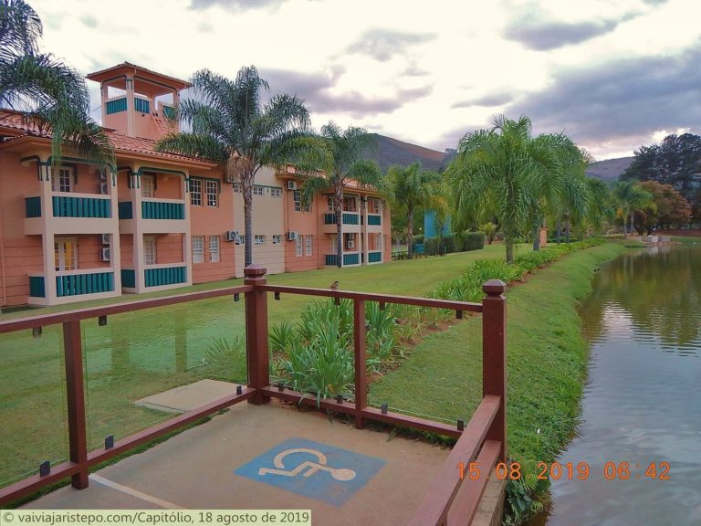 A ala de apartamentos voltada para o lago. A ala de apartamentos voltada para o lago.