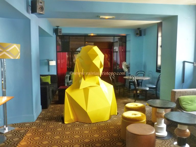 Parte superior do restaurante. Na parte detrás da boneca, há uma mesa de bilhar.