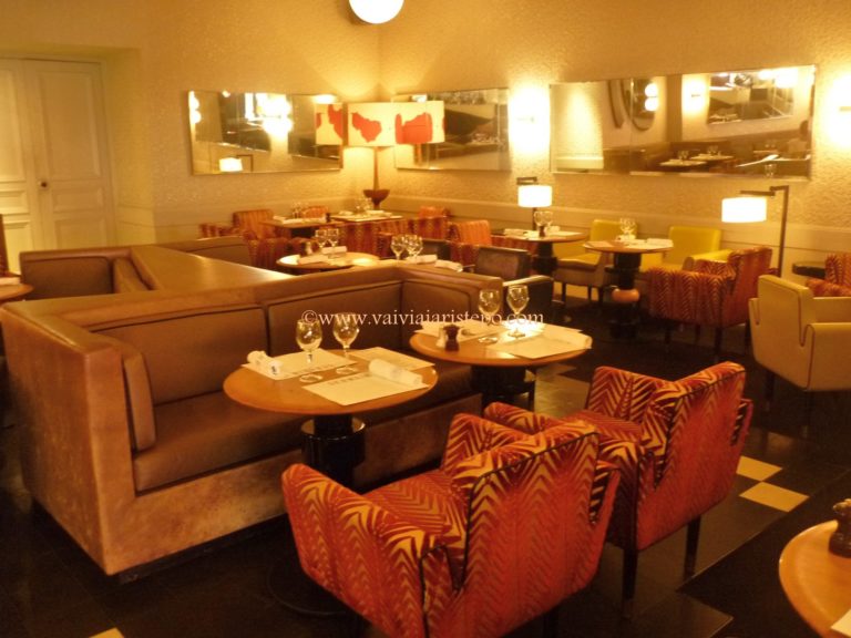 O conforto não é pontual, nada disso! Sofás, poltronas e cadeiras aconchegantes se estendem por todo o restaurante.